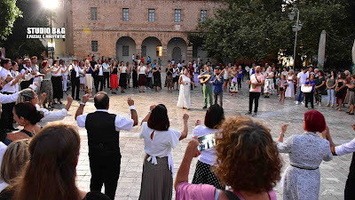 Ναύπλιο: Χοροί και τραγούδια στην Πλατεία Συντάγματος