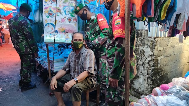 Babinsa Koramil 09 Gunung Talang Tetap Himbau Warga Pengunjung Pasar Tradisional Taati Prokes