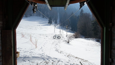 Blick aus dem Skilifthäuschen beim Bödeli