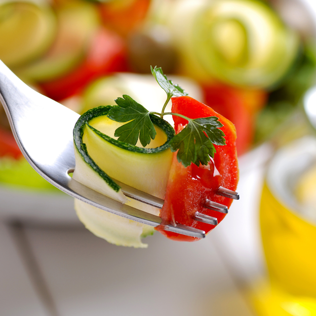 Orzeźwiająca surówka z cukinii i pomidorów to idealny przepis na lekki posiłek na lato. Świeże warzywa, zioła i soczyste smaki. Spróbuj teraz!