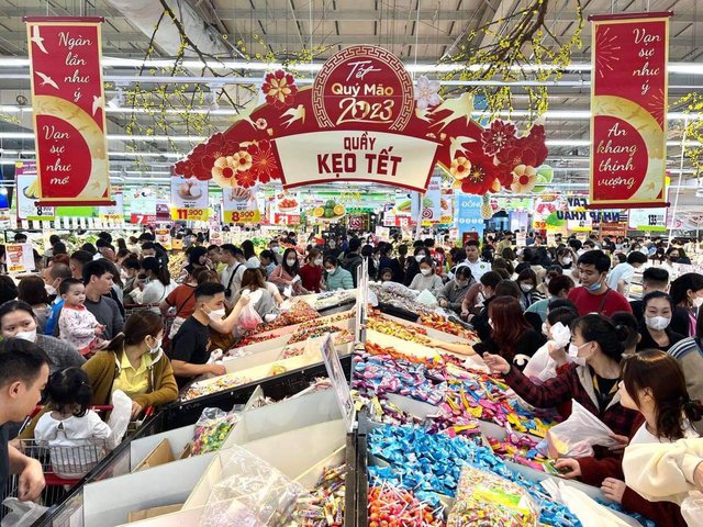 Xếp hàng dài chờ thanh toán lúc 22 giờ đêm tại các siêu thị, TTTM ở Hà Nội những <a href=