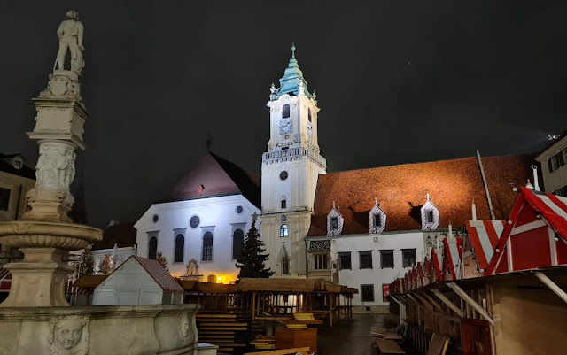 Bratislava - Altes Rathaus mit Hauptplatz und Maximilians-Brunnen