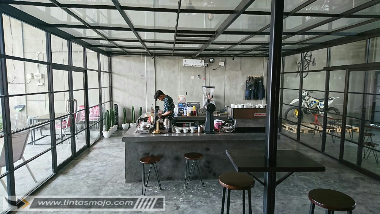 TOKO KOPI BERSAUDARA Kafe Berkonsep Industrial Unfinished