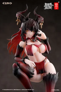 Figura articulada 1/12 de Rustia Phase-Two por Snail Shell con pies demoníacos, látigo, libro y rostros con ojos.