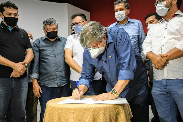 João Azevêdo inaugura Creas em Alagoinha, autoriza Restaurante Popular e entrega escola em Guarabira