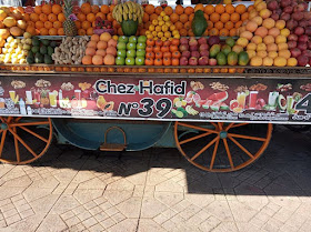 banco frutta nella piazza di marrakech