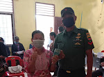 TNI Dampingi Pembagian BLT di Desa Parhorasan, Warga Senang