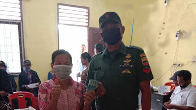 TNI Dampingi Pembagian BLT di Desa Parhorasan, Warga Senang
