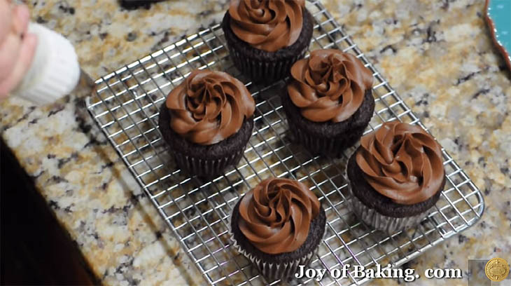 Banana Chocolate Cupcakes Recipe by JoysOfBaking.Com http://goo.gl/h7X7Bz 