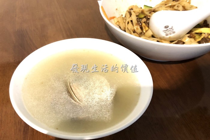 台北東湖-喜相逢麵館。乾拌面會附上一碗「雞湯蚌麵」的湯頭與蛤蜊，感覺上比較划算。