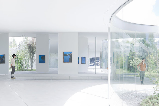 Photo of huge windows bringing light into the museum