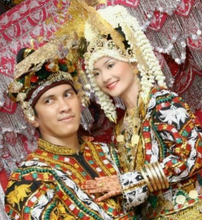 5 Pakaian  Adat  Tradisional Terunik di Indonesia 