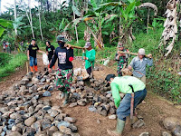 Komunitas Trail dan Sopir Travel Salem Brebes Terjun di TMMD