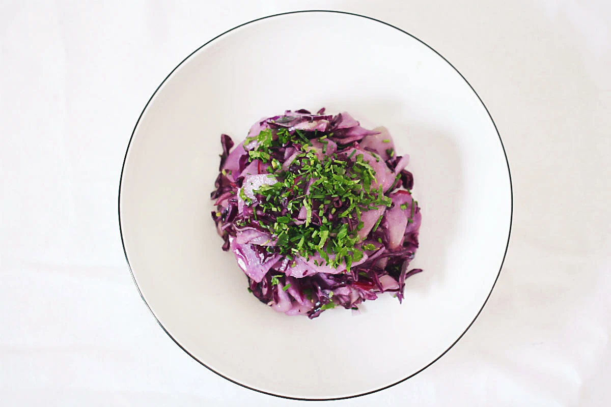 Rezept für Krautsalat aus Rotkohl und Kohlrabi oder auch so eine Art rheinhessischer Coleslaw. Die ideale Beilage zum Grillen und auch als Einzelspieler sooo köstlich! | Arthurs Tochter kocht. von Astrid Paul. Der Blog für food, wine, travel & love