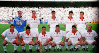 SEVILLA F. C. - Sevilla, España - Temporada 1995-96 - Monchi, Prieto, Martagón, Suker, Jiménez; Galván, Pineda, Monchu, Moya, Ferreras y Rafa Paz - BARCELONA 1 (Bakero), SEVILLA 1 (Moya) -  05/05/1996 - Liga de 1ª División, jornada 39 - Barcelona, Nou Camp - En la temporada 1995-96, el SEVILLA descendió a 2ª División en los despachos, siendo repescado posteriormente. Al final, se clasificó en la 12ª posición de la Liga de 1ª División, con tres entrenadores a lo largo del ejercicio: el portugués Toni (cesado en la 8ª jornada), Juan Carlos (hasta la jornada 23) y Víctor Espárrago, que fue el encargado de certificar la permanencia