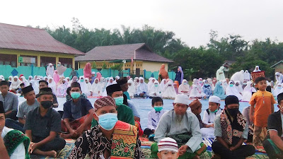 Ribuan Umat Muslim Desa Siabu Laksanakan Sholat Idul Adha 1442 Hijriyyah di Lapangan