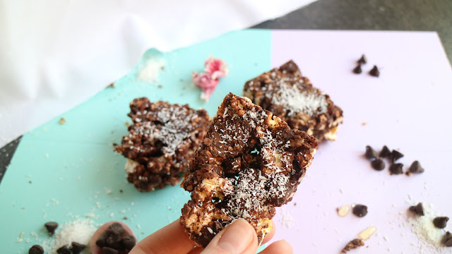 Healthy, vegan, rocky road, gluten free, refined sugar free, recipe, chocolate, dates, almonds, popcorn