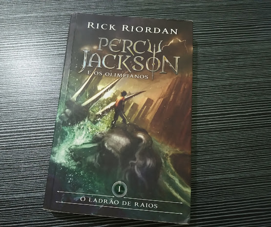 RESENHA: #1 O LADRÃO DE RAIOS - RICK RIORDAN