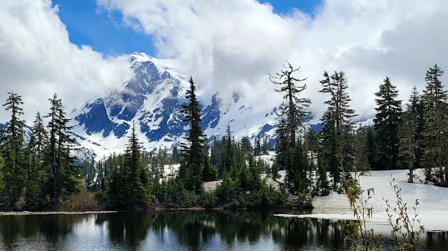 The lake, the clouds, and the Mt. Shuksan