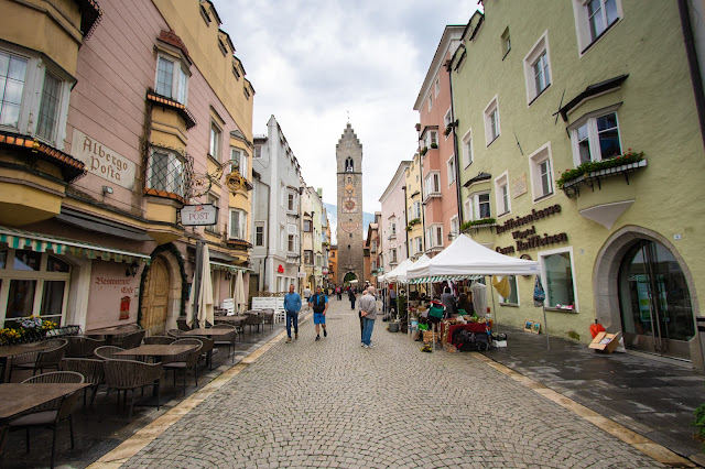 Via della città vecchia e torre dell'orologio-Vipiteno