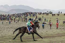 Lesotho: horse racing, a preserved tradition  A horse race in Semonkong in central Lesotho. In Lesotho, horse racing is rooted in habits. More than a game, a source of income for many inhabitants of this southern African country.  A horse race at the Semonkong Racecourse . At more than 2,200 meters above sea level, the highlands of this village in central Lesotho are home to a renowned racing circuit. On Saturday, a dozen riders competed there with ardour.  In the end, Mohlatsi Manaka's horse will have the last word on this dirt track, which is about one kilometer long. A satisfaction for this breeder of 45 years, so much the victory rewards months, even years of training.  "I am very happy, I am happy that my horse won the race, I will be able to take care of it and maintain it. And as the owner myself, I will be able to do other important and urgent things. “, says the breeder.  Horse racing is a tradition in this southern African country. They take place from May to September, until the beginning of winter. The most prestigious being that of the birthday of King Letsi III in July.  "It's beautiful, to see people organize themselves like that, I think it's really great. I appreciate it.", appreciates  Ephraim Rankoane , spectator.  These competitions are a source of income for specialists. The prizes won can reach 130 dollars, the equivalent of a monthly salary in the country. Gambling is also considerable.  "Horses are very important because you're able to make a lot of money when you have to sell them. They're important because when they're in those races you get something for the house and buy things, like paraffin for the family," says  Semonkong resident Tlhoriso Tamase .  Jockeys are the highest paid. Most are boys under the age of 20. They run through the foggy mountains. The horse came to Lesotho with European settlers in the 19th century.