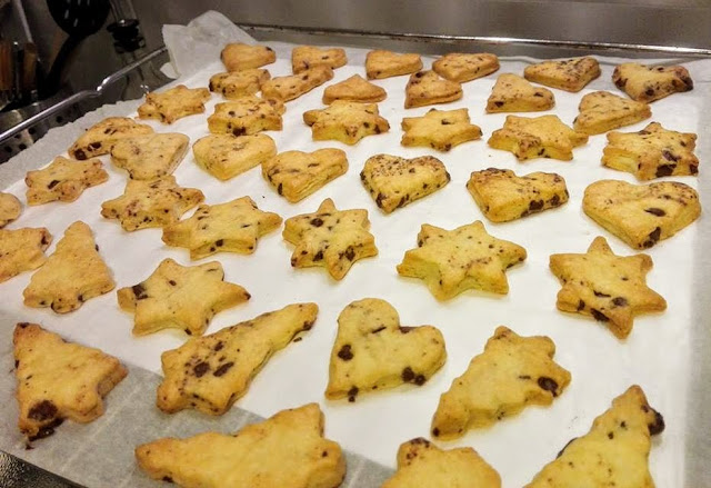 BISCOTTI DI NATALE, PASTA FROLLA, CIOCCOLATO FONDENTE, ricetta, ricette, dolci, crostate, biscotti, Natale