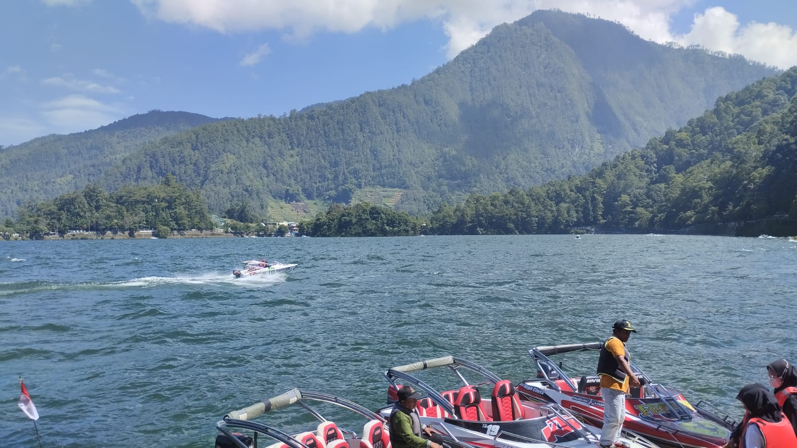 Wisata air di Telaga Sarangan, Magetan, Jawa Timur