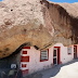 Ngôi nhà kỳ lạ có 1 - 0 - 2 trên thế giới nằm dưới tảng đá nặng 850 Tấn giữa sa mạc rộng lớn