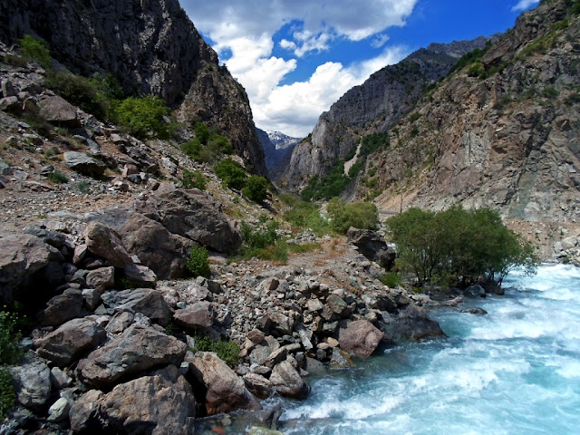Река Сиёма, верховья ущелья Варзоб, горы Таджикистана