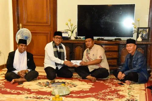 Takziah ke Rumah Alm.Zuiyen Rais, Wako Hendri Septa: Mari Kita Ambil Contoh Kepribadian Beliau