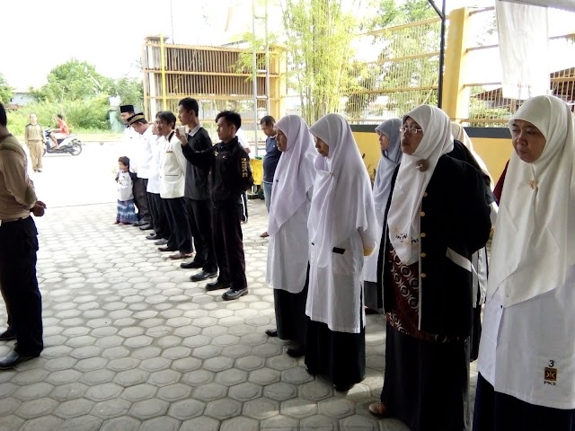 UPACARA PENGIBARAN BENDERA MERAH PUTIH BERLANGSUNG KHIDMAT