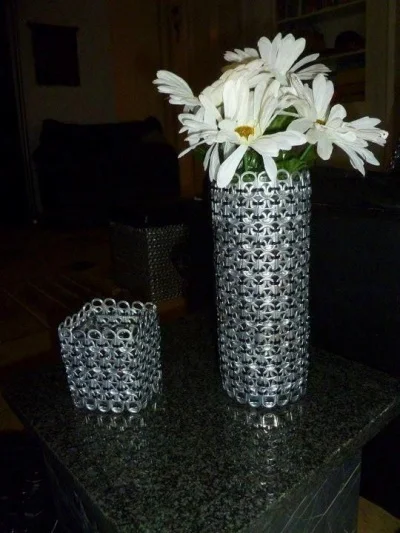 Vas bunga terbuat dari cincin-tarik kaleng minuman. 