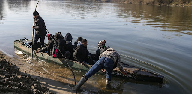 Έβρος: Τούρκοι διακινητές προμηθεύουν με σκάλες μετανάστες-πρόσφυγες