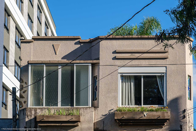 Um solar na Avenida Silva Jardim - detlahe da platibanda com elementos geométricos