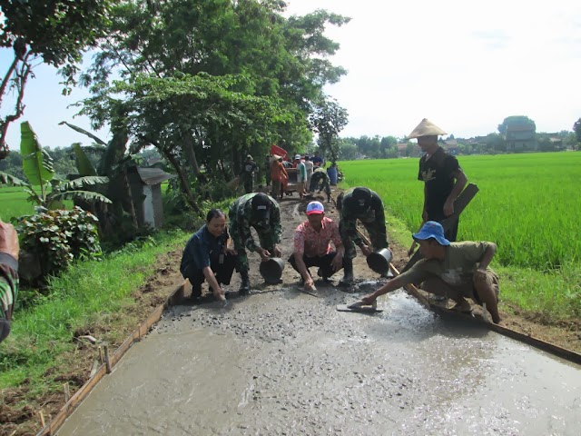 WARGA DS. JOHO MOJOLABAN BANGUN JALAN