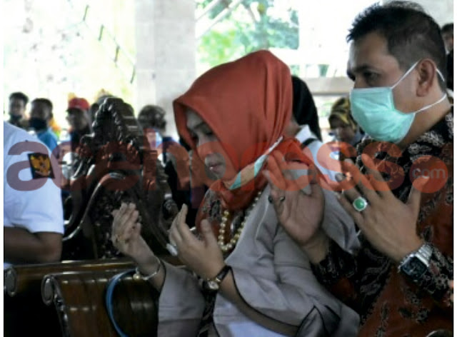 Hajjah DR (Cn) Rizayati,.SH,.MM Presdir PT. IRJ, Jenguk Arwah Korban Gempa Tsunami Aceh