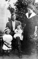 Asahel, Pauline, Rudger and Andrew Smith, about 1912