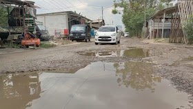 Jalan Rusak Tak Kunjung Diperbaiki, Massa Kepung Kantor Bupati Bekasi