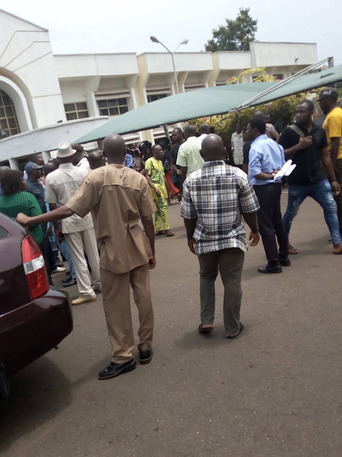 [PHOTOS] Protest in UNN as Asuu & Nasuu Storm Vice Chancellors Office