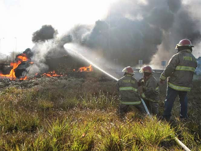 Suman 10 muertos por explosión de pipa en Tabasco