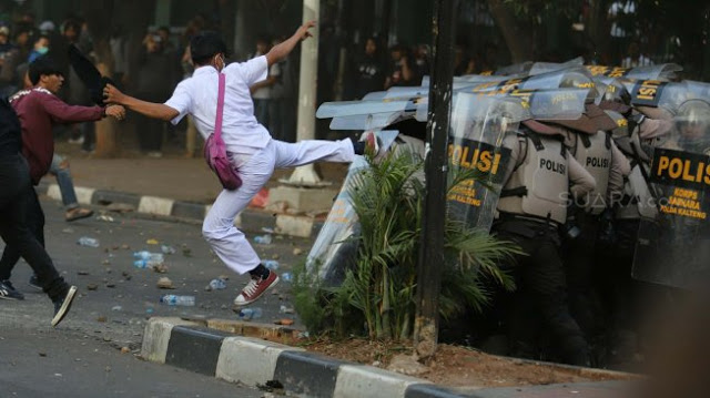 Adzan Berkumandang, Anak STM ke Polisi: Udah Pak, Udah Dulu Pak, Magrib!