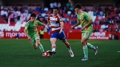 El Málaga vence con el aliento de su afición al filial del Granada (0-2)