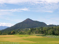 GAMBAR PEMANDANGAN SAWAH DAN PEGUNUNGAN TERINDAH