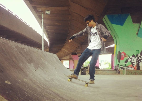 Muzammil Hasballah Bermain Skateboard