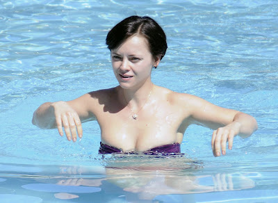 American Celebrity Scandal on Global Artist Scandal  Christina Ricci Swimming