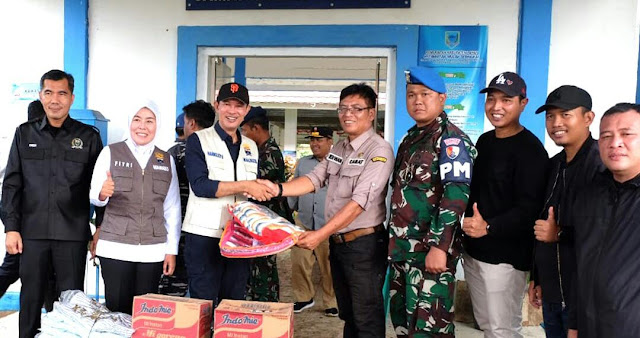 Harnojoyo dan Fitrianti Beri Bantuan ke Warga Korban Banjir Bandang