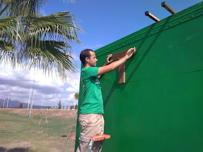 Colocando las letras hechas reciclando palets viejos.   