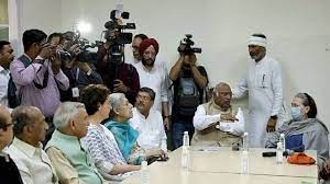 दिल्ली में कांग्रेस नेताओं का हुजूम, प्रियंका बोलीं- कर्नाटक चुनाव जीतकर देंगे BJP को जवाब