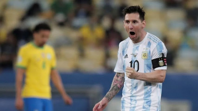 El seleccionador de Argentina, Lionel Scaloni, reveló este sábado, tras proclamarse campeón de la Copa América de 2021 ante la anfitriona Brasil, que el astro Lionel Messi jugó la final mermado físicamente por «un problema en el isquiotibial».  «Lo de Leo, nada va a cambiar haber ganado, él sigue siendo y seguirá siendo el mejor futbolista de la historia», sentenció el técnico en la rueda de prensa posterior a la victoria por 1-0 sobre Brasil, en el mítico estadio Maracaná de Río de Janeiro.     «Cuántas veces él intentó no seguir por todas las frustraciones, por todo lo que le había sucedido, y no tiró la toalla y al final lo consiguió. Y eso es algo que hay que remarcar», completó.     Scaloni confesó que Messi jugó la semifinal contra Colombia y la final frente a Brasil «con dificultades físicas», que en declaraciones minutos antes acotó un «problema en el isquiotibial».  «Y yo, como entrenador, en ningún momento puedo prescindir de un jugador de estas características, no hay ninguna posibilidad, incluso jugando en inferioridad de condiciones como ha jugado este partido y el anterior», añadió.  EFE