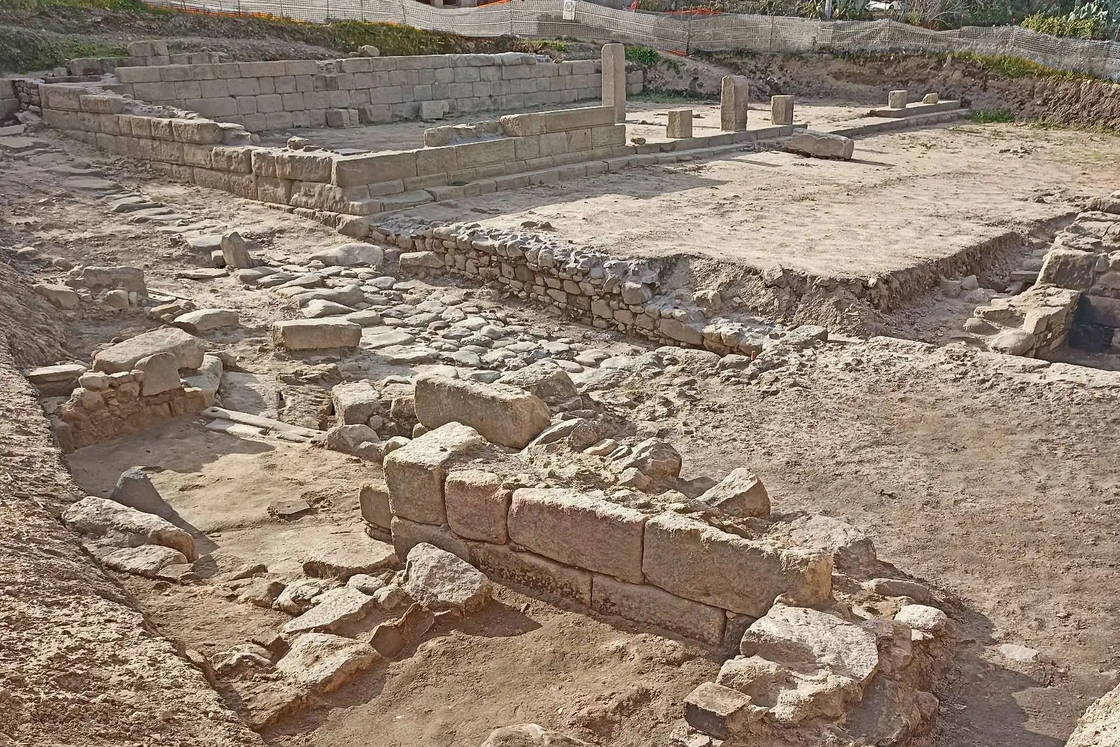 Οι αρχαιολόγοι έφεραν στο φως τα ερείπια μιας επιβλητικής στοάς της ελληνορωμαϊκής εποχής στη Σικελία